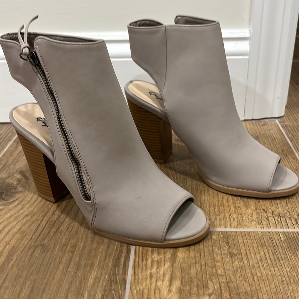 Lulus / Bartlett Taupe Nubuck Peep-Toe Ankle Booties